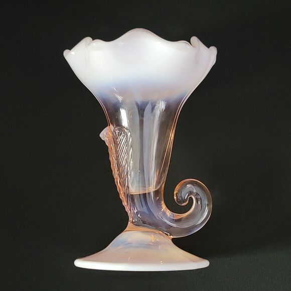 Vintage Duncan Miller 3 Feather Pink Glass Opalescent Cornucopia Decorative Vase - Picture 2 of 13